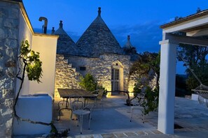 Outdoor dining - The Space🌿 Trullo Scirocco – Sleep Under Puglia’s Stars, Live the Magic of the Trulli ✨Wake up to birdsong, breathe in the scent of centuries-old olive trees, and walk barefoot on warm stone. Welcome to Trullo Scirocco, a one-of-a-kind home in t (Ostuni)