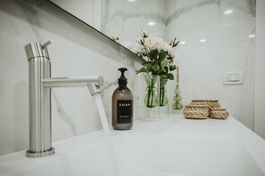 Chuveiro, bidê, shampoo 