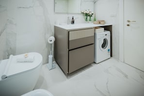 Chuveiro, bidê, shampoo 