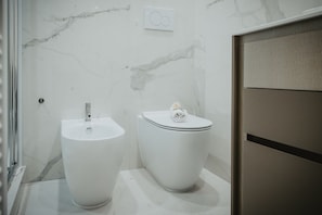 Chuveiro, bidê, shampoo 