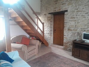 Télévision, cheminée, chaîne hi-fi