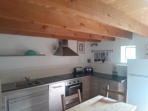 ثلاجة، فرن، موقد طهي مسطح، غسالة أطباق