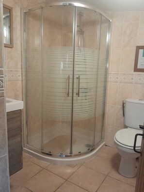 Bathroom - Gîte des Fraignaies with Private Pool, Terrace, and Wi-Fi in Saint-Juire-Champgillon (Saint-Juire-Champgillon)