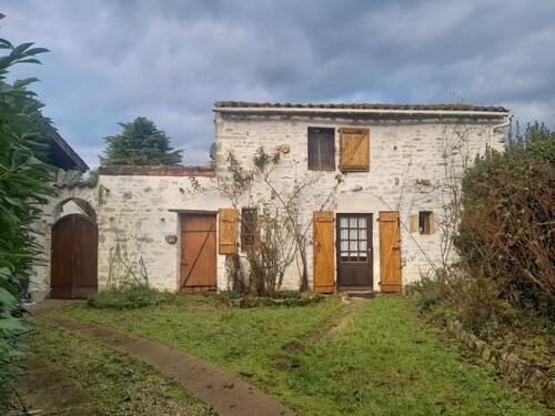 Gîte des Fraignaies with Private Pool and Terrace in Saint-Juire-Champgillon