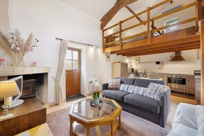 Télévision, cheminée, chaîne hi-fi