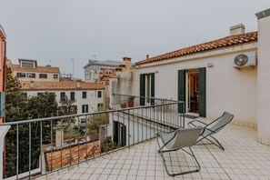 Property grounds - The SpaceWelcome to the heart of Venice, just a few steps from the magnificent Basilica dei Frari!This apartment is perfect for couples, solo travelers or small families who wish to immerse themselves in the authentic atmosphere of the city without givin (Venezia)