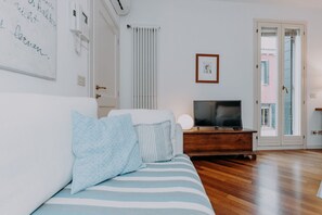 Living area - The SpaceWelcome to the heart of Venice, just a few steps from the magnificent Basilica dei Frari!This apartment is perfect for couples, solo travelers or small families who wish to immerse themselves in the authentic atmosphere of the city without givin (Venezia)
