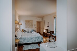 Iron/ironing board - The SpaceWelcome to the heart of Venice, just a few steps from the magnificent Basilica dei Frari!This apartment is perfect for couples, solo travelers or small families who wish to immerse themselves in the authentic atmosphere of the city without givin (Venezia)