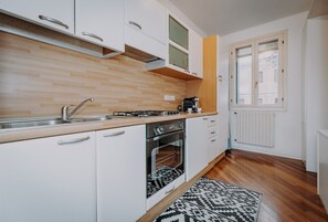 Fridge, dishwasher - The SpaceWelcome to the heart of Venice, just a few steps from the magnificent Basilica dei Frari!This apartment is perfect for couples, solo travelers or small families who wish to immerse themselves in the authentic atmosphere of the city without givin (Venezia)
