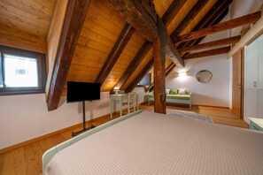 3 bedrooms - GuestHost - A comfortable 102 square meters apartment, perfect for seven people, located on the second floor of a historic building dating back to 1864 and renovated in 2025 while maintaining its historic atmosphere (NO elevator).The property is located  (Tarvisio)