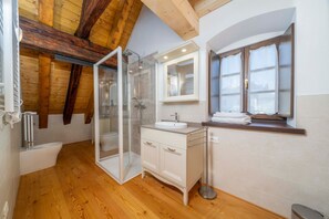 Regadera, bidet, toallas 