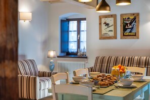 Dining - GuestHost - A comfortable 102 square meters apartment, perfect for seven people, located on the second floor of a historic building dating back to 1864 and renovated in 2025 while maintaining its historic atmosphere (NO elevator).The property is located  (Tarvisio)