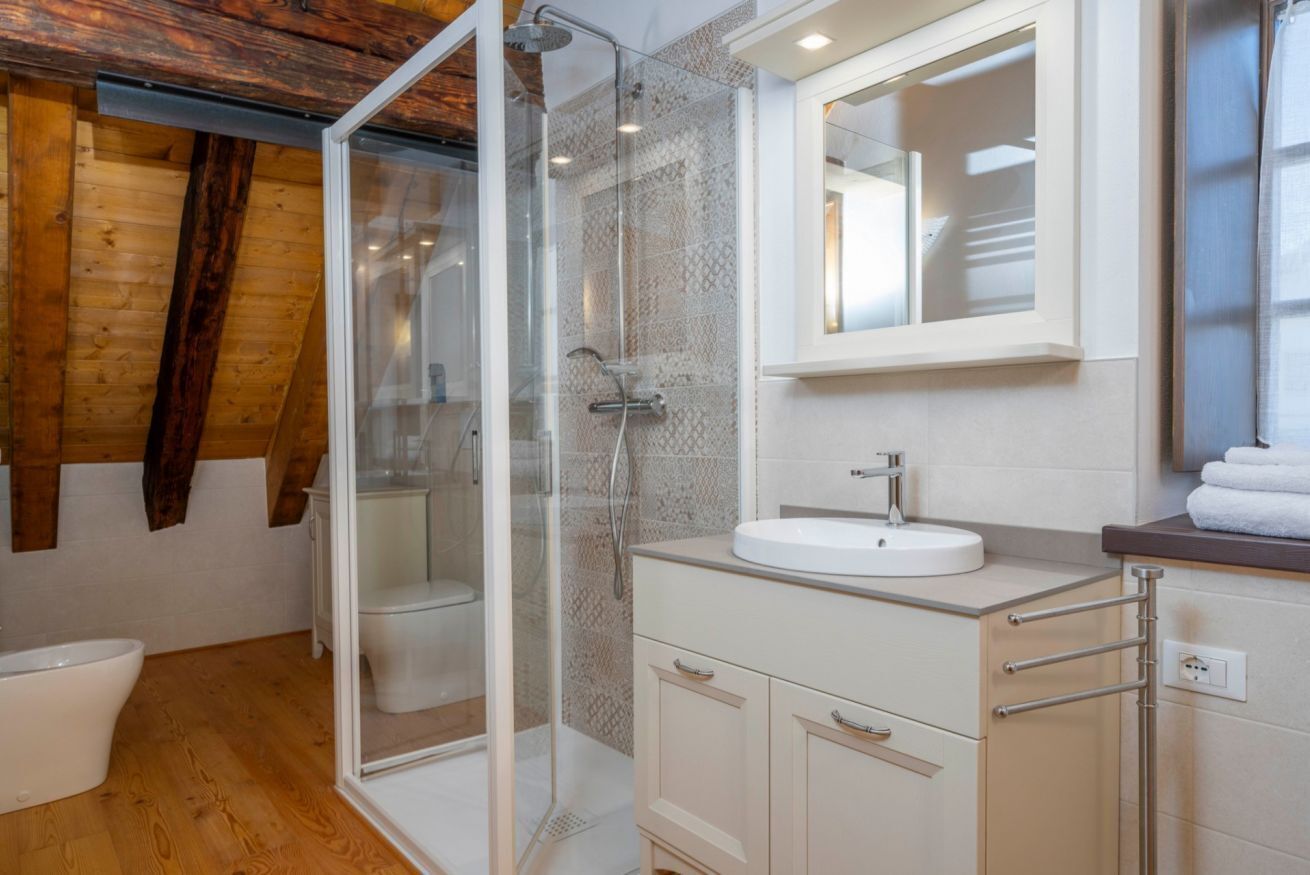 Dusche, Bidet, Handtücher