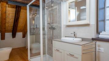 Dusche, Bidet, Handtücher
