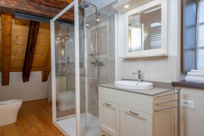 Shower, bidet, towels