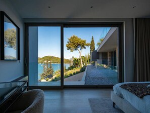 Caja de seguridad en la habitación y tabla de planchar con plancha 