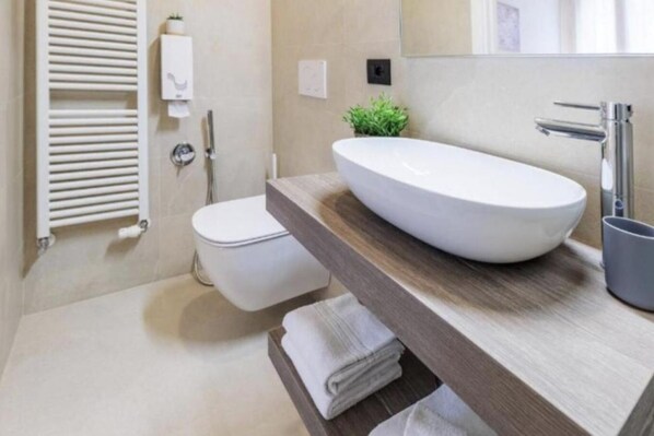 Shower, bidet - ✨ Elegant Room in the Heart of Mirano – Comfort, Style & Perfect Location ✨🛏️ Bedroom – Elegance & Comfort The tastefully furnished bedroom welcomes you with a double bed featuring a high-quality mattress, designed to guarantee a restful sle (Mirano)