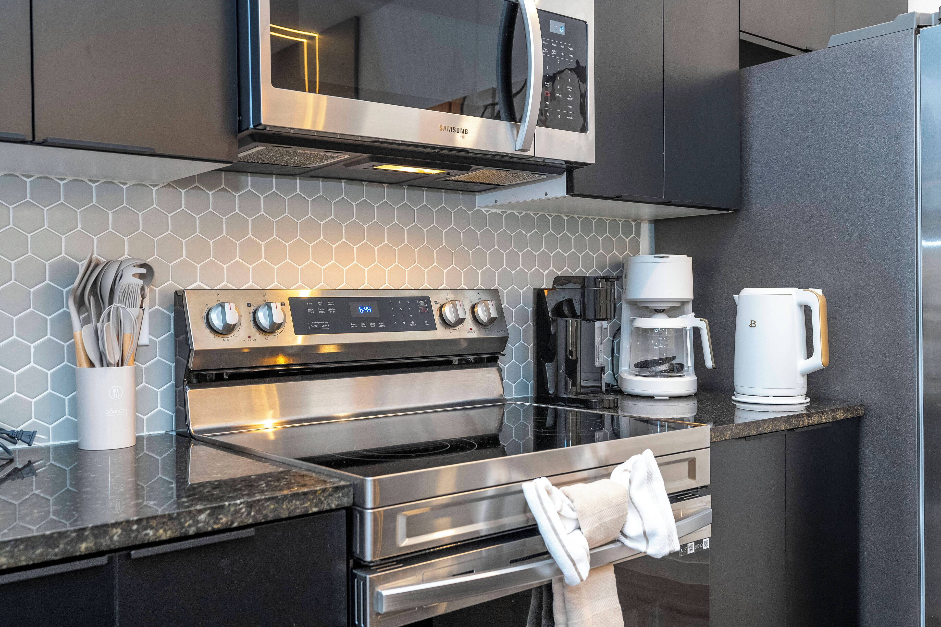 Microondas, horno, placa de cocina y lavavajillas