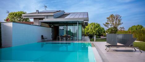 Lämmitetty uima-allas