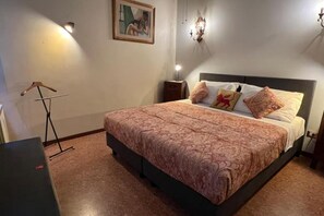 1 Schlafzimmer, Bügeleisen/Bügelbrett