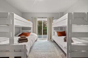 Iron/ironing board, Internet, bed sheets - Luxury 3-bedroom house on 120 acres with hot tub & AC in charming Red Hook (Red Hook)