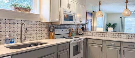 Køleskab, mikrobølgeovn, ovn, kogeplade