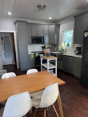 Frigorífico, microondas, placa de cocina y lavavajillas