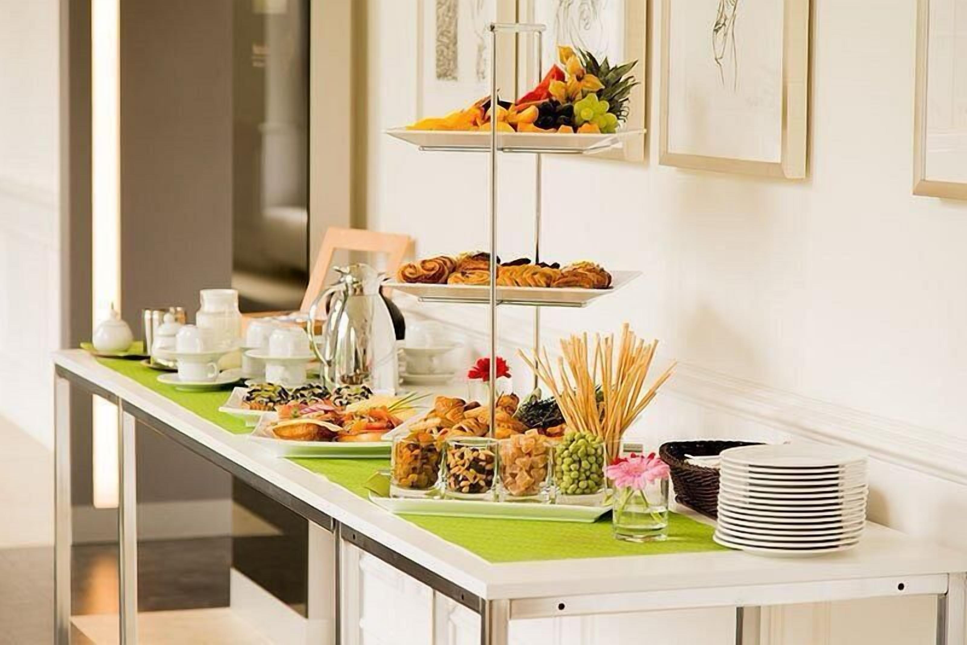 每日供应自助式早餐（每人 EUR 17.50）