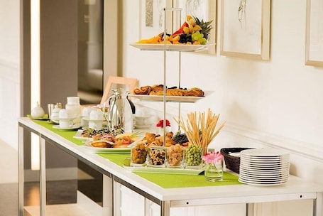 Café da manhã com buffet todos os dias (EUR 17.50 por pessoa)