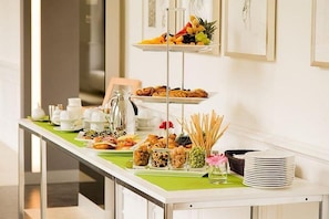 Daily buffet breakfast (EUR 17.50 per person) - Parkhotel Jesteburg (Jesteburg)
