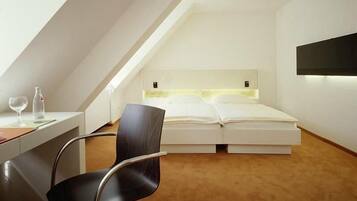 Quarto casal básico | Escrivaninha, espaço de trabalho para notebook