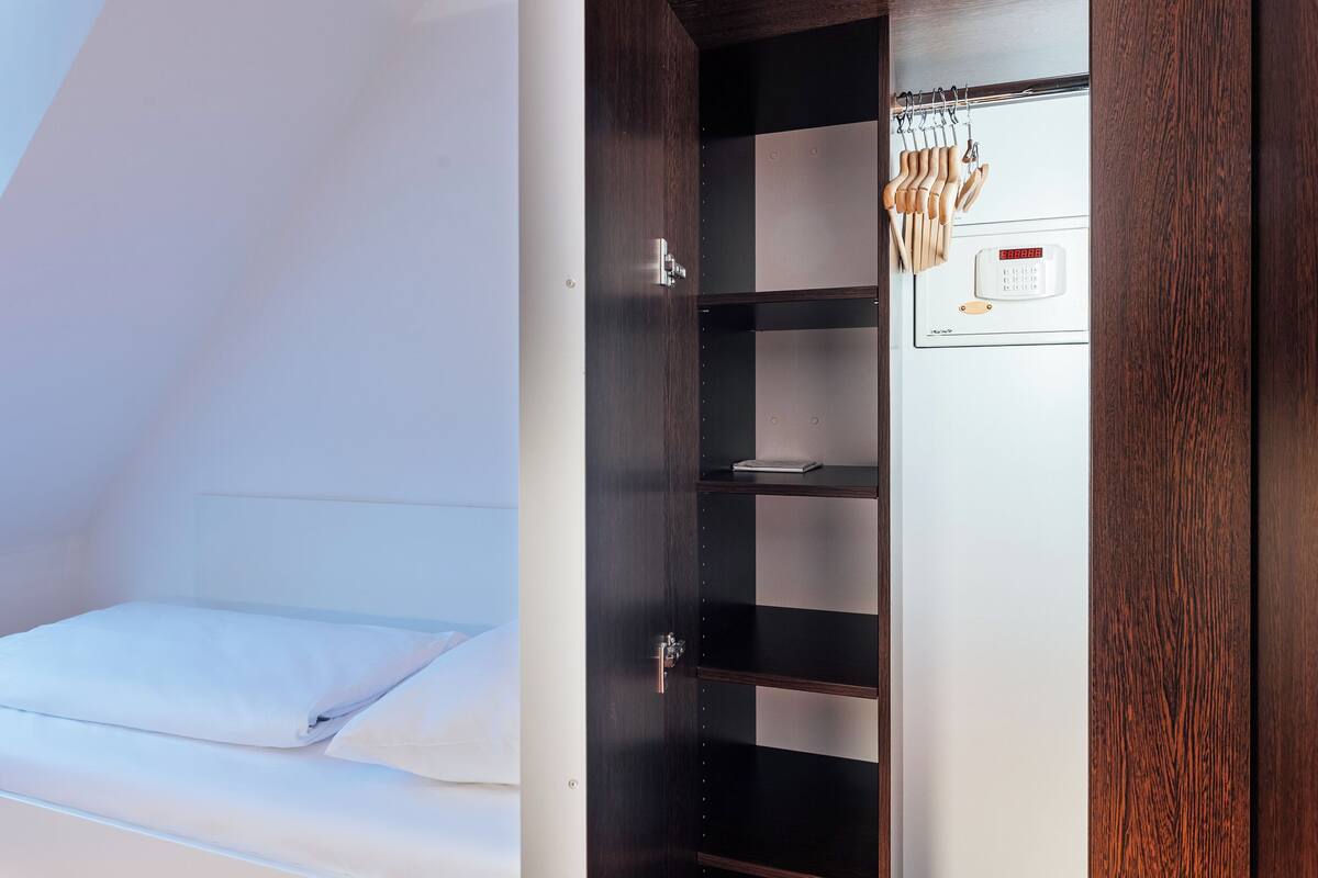 Zweibettzimmer | Allergikerbettwaren, Schreibtisch, laptopgeeigneter Arbeitsplatz
