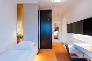 Economy-enkeltværelse | Allergivenligt sengetøj, skrivebord, arbejdsområde til bærbare computere