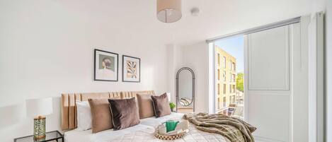 2 habitaciones, escritorio y tabla de planchar con plancha