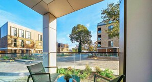 Property grounds - Spacious Apartment, Balcony, WiFi, Free Parking (Walton-on-Thames)