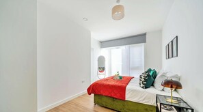 2 bedrooms, desk, iron/ironing board, travel cot - Spacious Apartment, Balcony, WiFi, Free Parking (Walton-on-Thames)