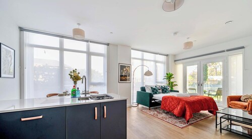 Spacious Apartment, Balcony, WiFi, Free Parking