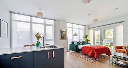 Spacious Apartment, Balcony, WiFi, Free Parking