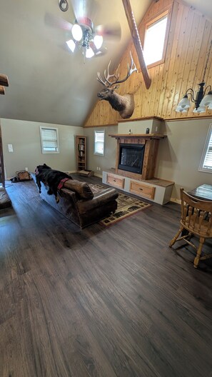 Living area - Cozy, Trailer friendly Cabin in St Anthony ID (Saint Anthony)