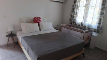 2 bedrooms, iron/ironing board, WiFi, bed sheets