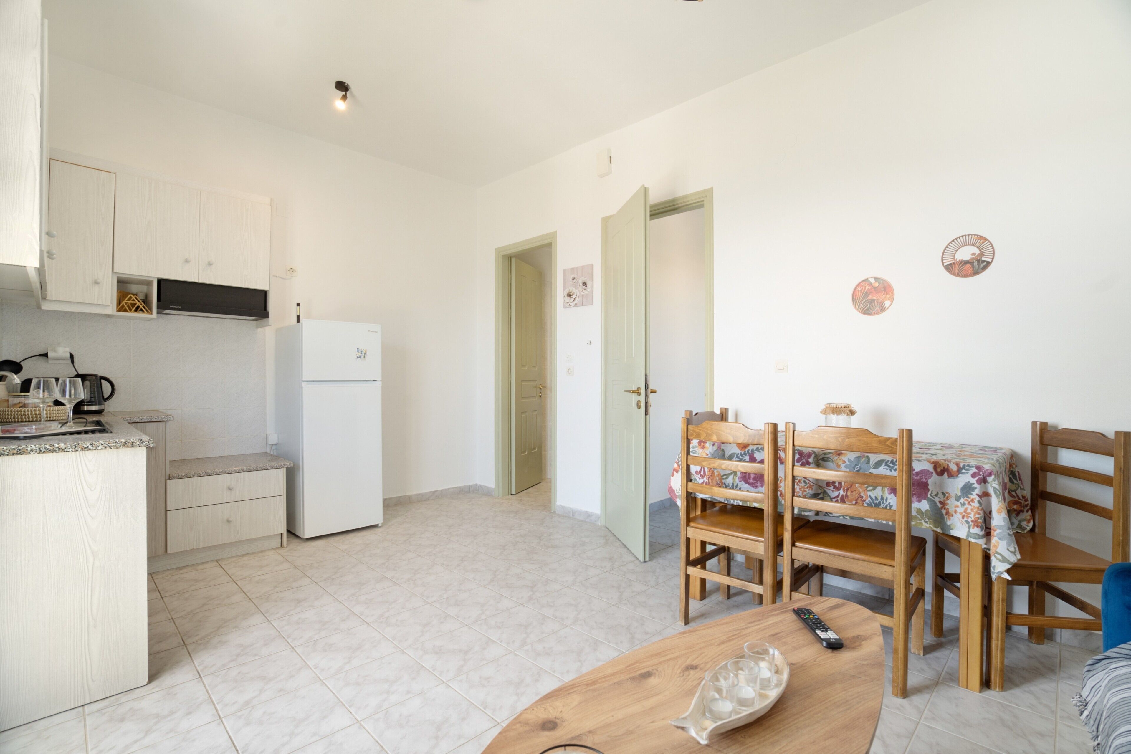 Frigorifero, forno, piano cottura, macchina per tè/caffè