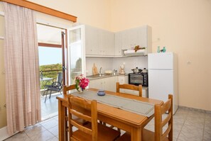 Kühlschrank, Ofen, Herdplatte, Wasserkocher mit Kaffee-/Teezubehör