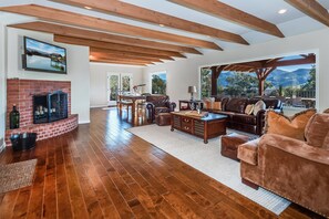 TV, DVD player - Private pond & views of rolling green hills (Buellton)