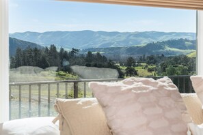 Interior - Private pond & views of rolling green hills (Buellton)