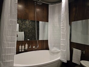 Douche, articles de toilette gratuits, sèche-cheveux
