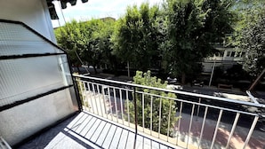A balcony with a view of a street and trees. - Corporate or Formative Lodging 4 rooms / 6 beds (Coslada)