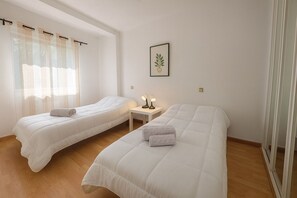Internet, bed sheets - Corporate or Formative Lodging 4 rooms / 6 beds (Coslada)