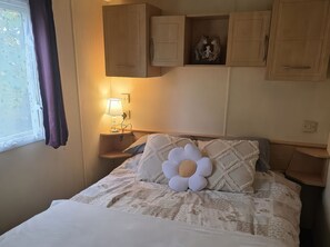 3 bedrooms, individually decorated, individually furnished, free WiFi - Caravan 1 at Blackmoor Farm Near Tenby (Narberth)