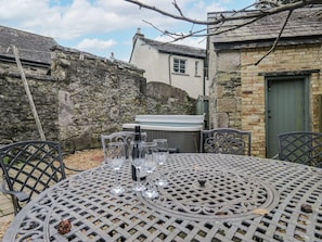 Outdoor dining - No.2 The Flags (Grange-over-Sands)