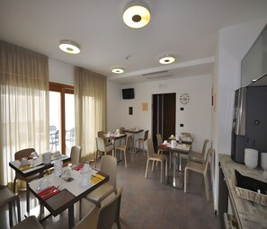 Dining - Room 'Camera Matrimoniale' with Mountain View, Wi-Fi and Air Conditioning (Mori)